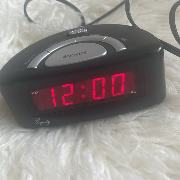 Small Alarm Clock - Picture 4 of 11